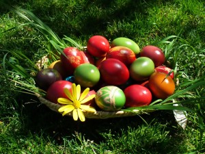 Easter_coloring_eggs_basket